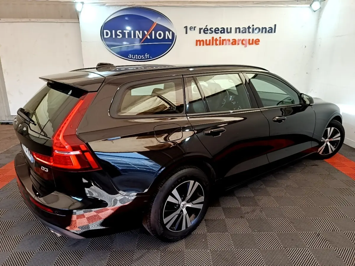 Volvo V60 D3 noire vue 3/4 arrière droit, avec feux arrière LED caractéristiques et jantes alliage.