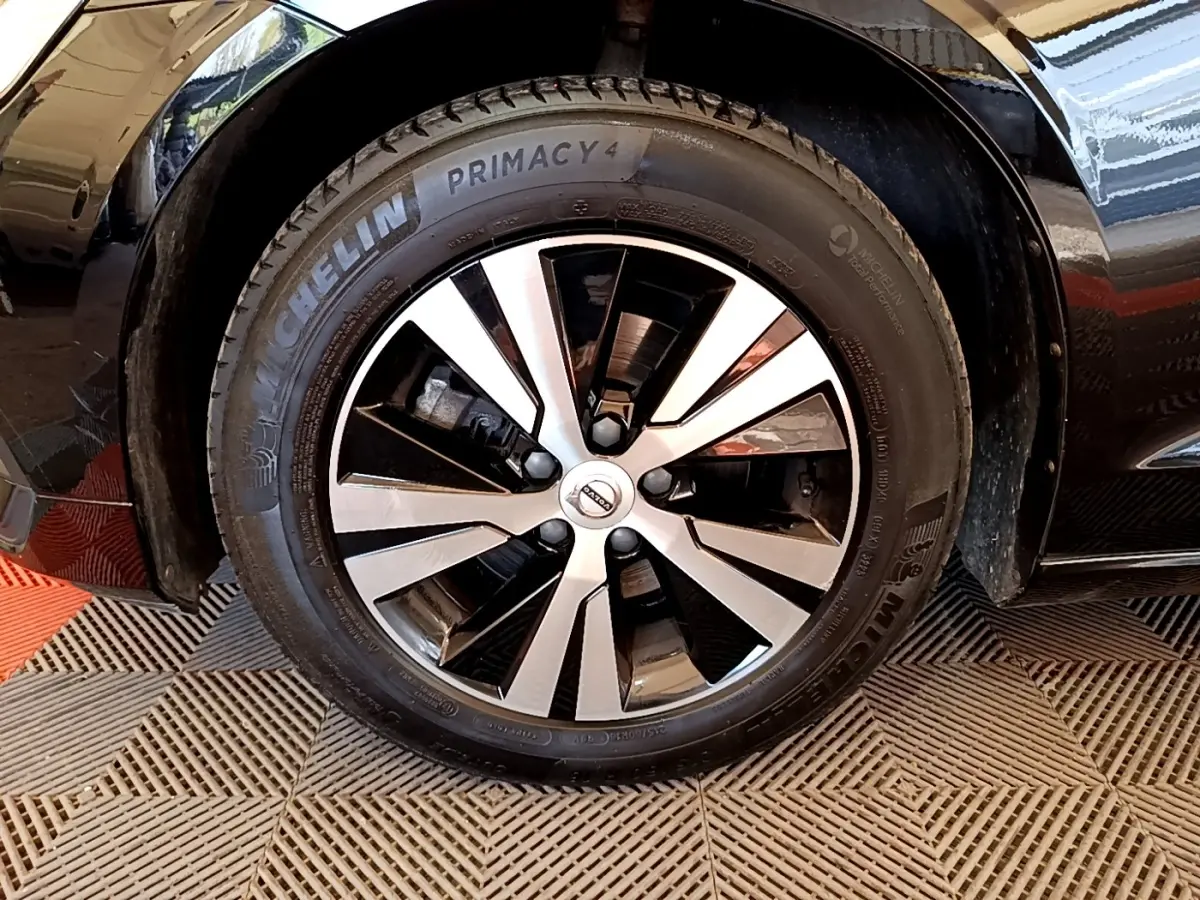 Gros plan sur la roue avant droite noire d’un Volvo V60 2020 avec jante alliage bicolore et pneu Michelin Primacy 4.