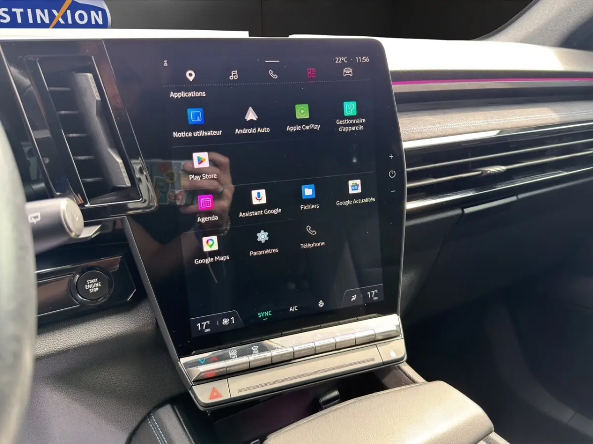 Vue rapprochée de la console centrale du Renault Espace gris foncé 2024, écran tactile vertical avec commandes climatisation.