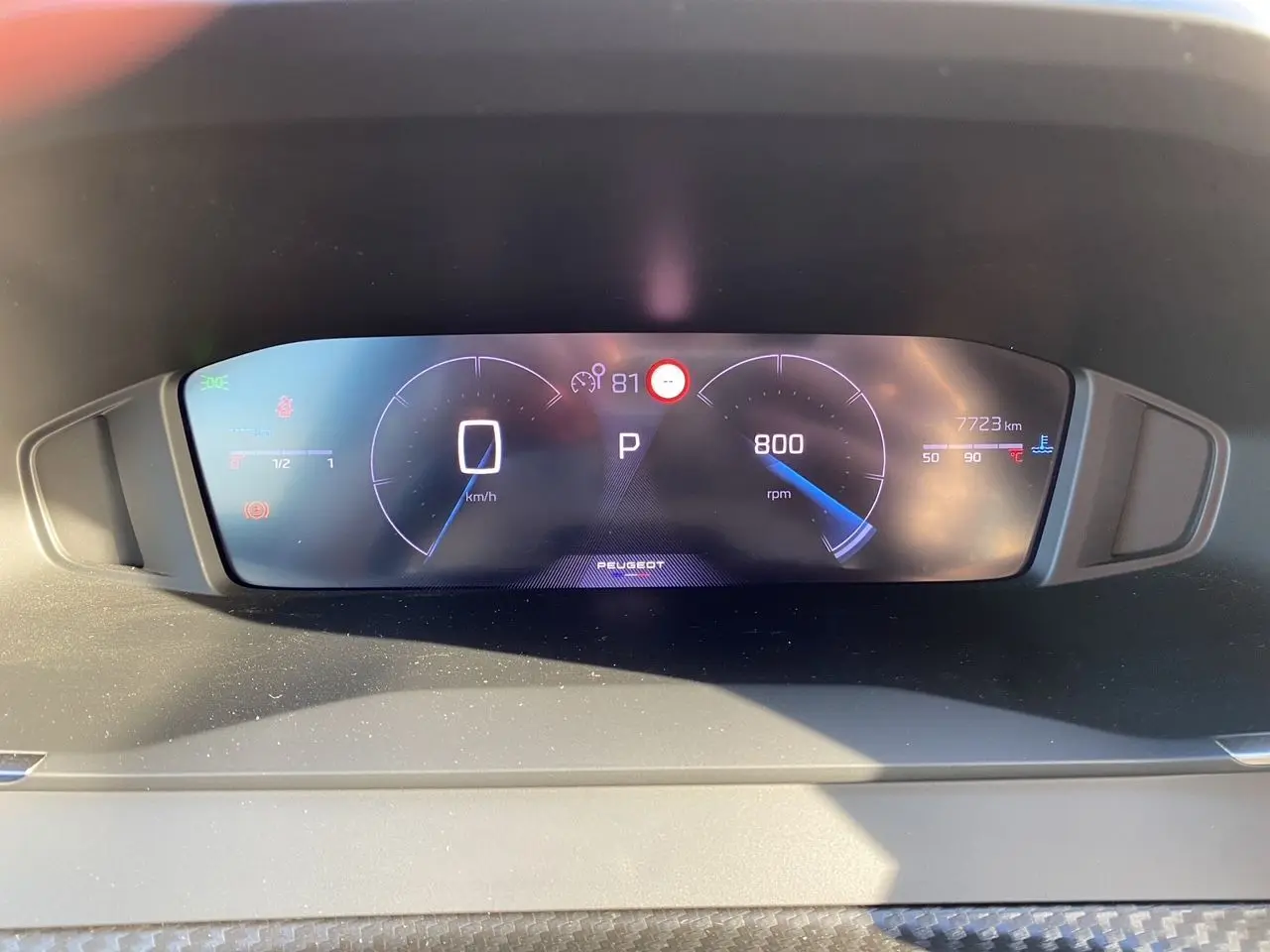 Tableau de bord numérique de la Peugeot 2008 1.5 BlueHDi 130, affichant vitesse, régime et kilométrage.