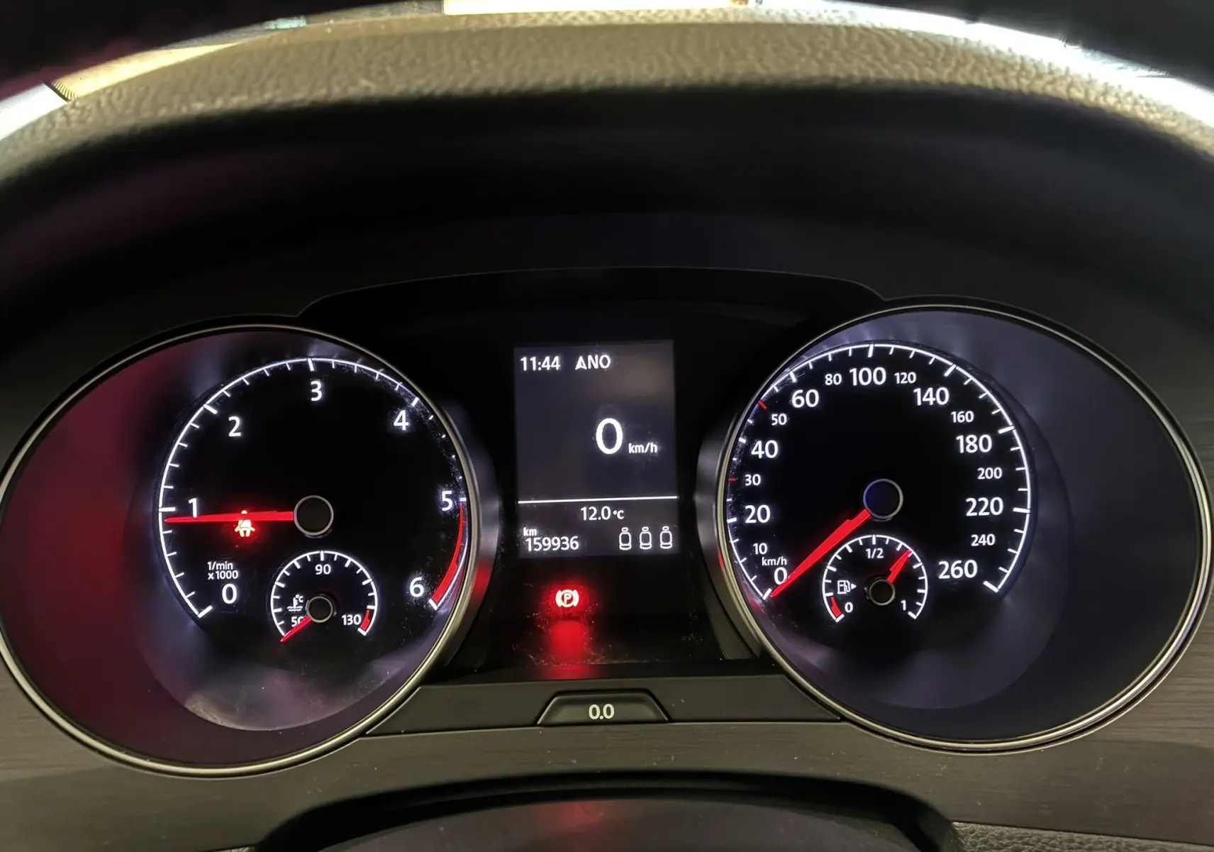 Tableau de bord de Volkswagen Golf Sportsvan gris 2019, affichant compte-tours, vitesse à zéro et jauge de carburant.