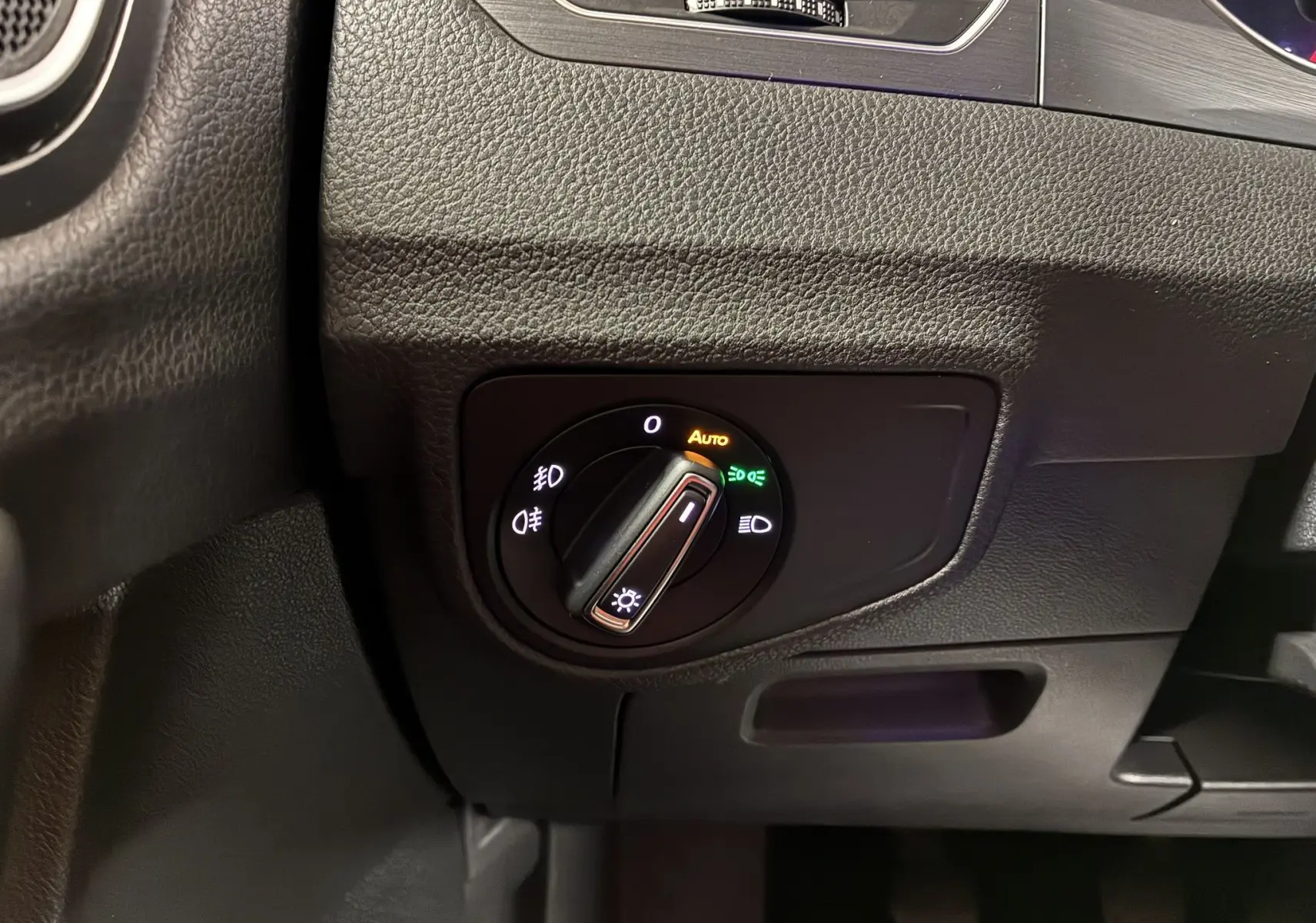 Gros plan sur le sélecteur d'éclairage du tableau de bord gris noir d'une Volkswagen Golf Sportsvan 2019.