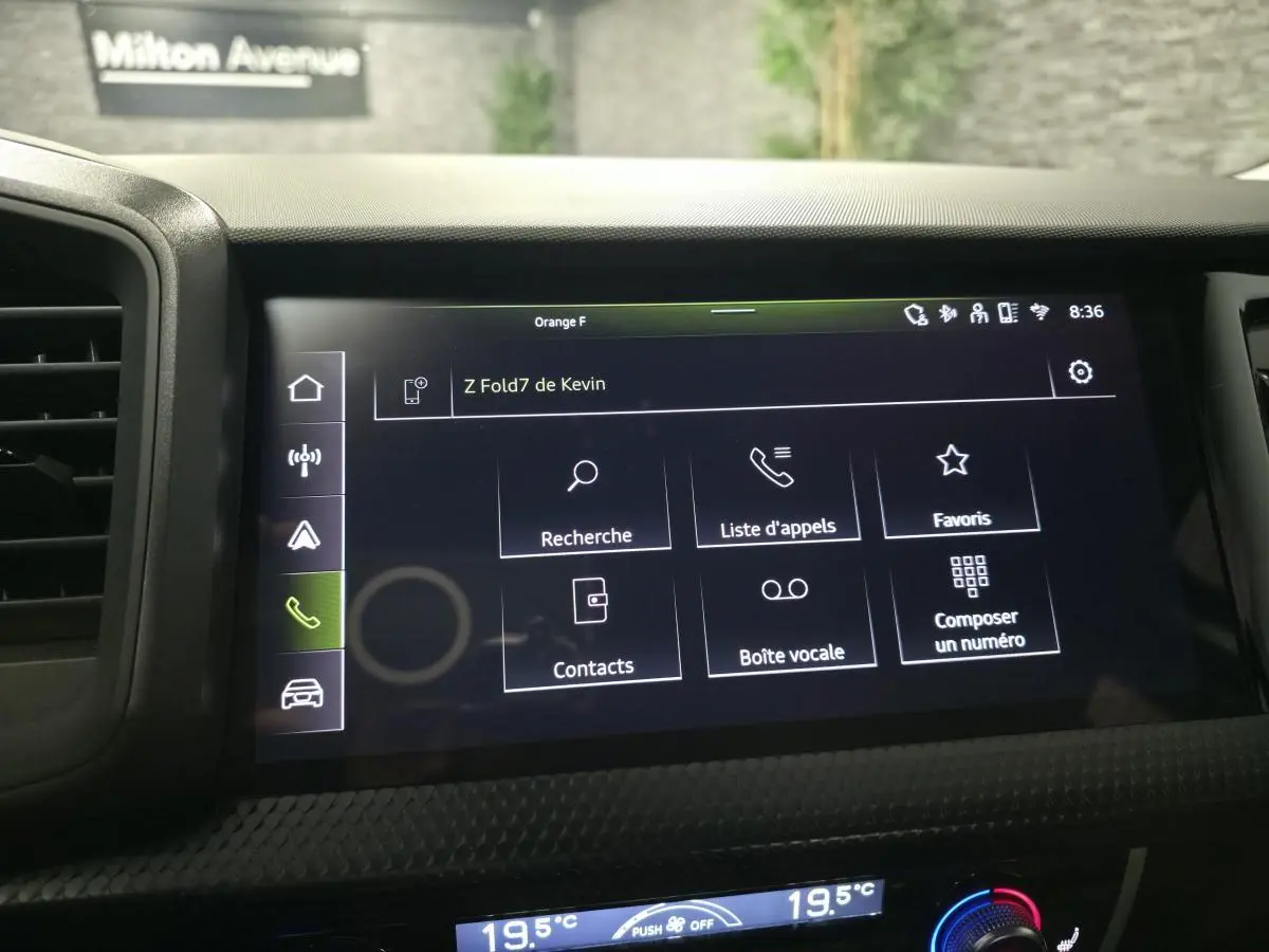 Écran tactile central de l'Audi A1 Sportback 2024 affichant le menu appels avec commandes en français.