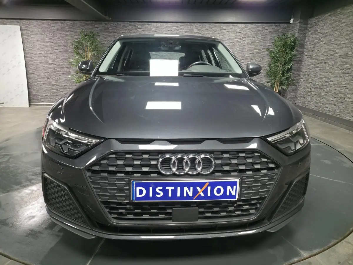 Vue frontale d'une Audi A1 Sportback gris Manhattan avec calandre noire titane et phares LED dynamiques.