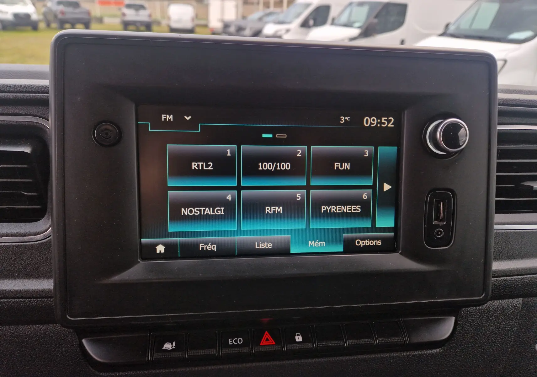 Écran tactile central du Renault Master blanc 2020 affichant les stations radio FM avec commandes autour.
