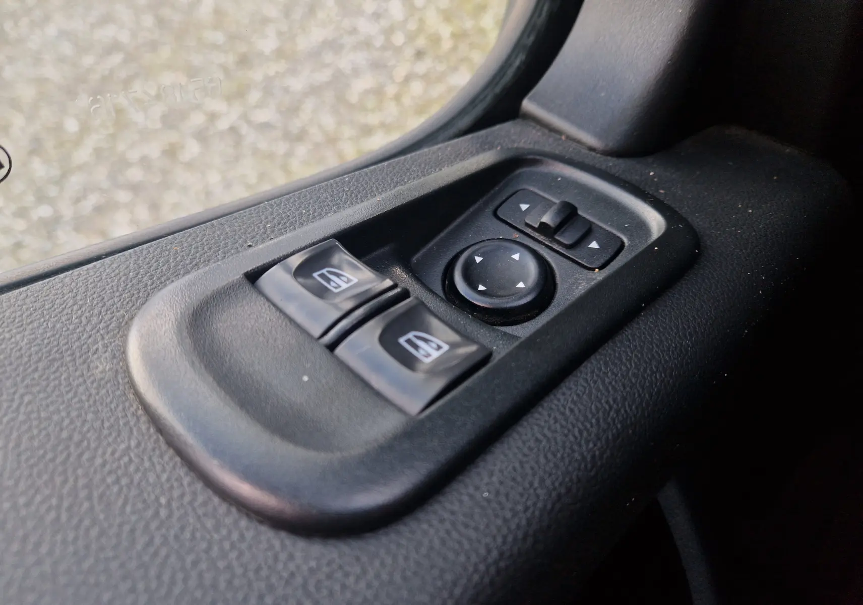 Commande des vitres électriques et réglage des rétroviseurs côté gauche dans un Renault Master blanc 2020 L2H2.