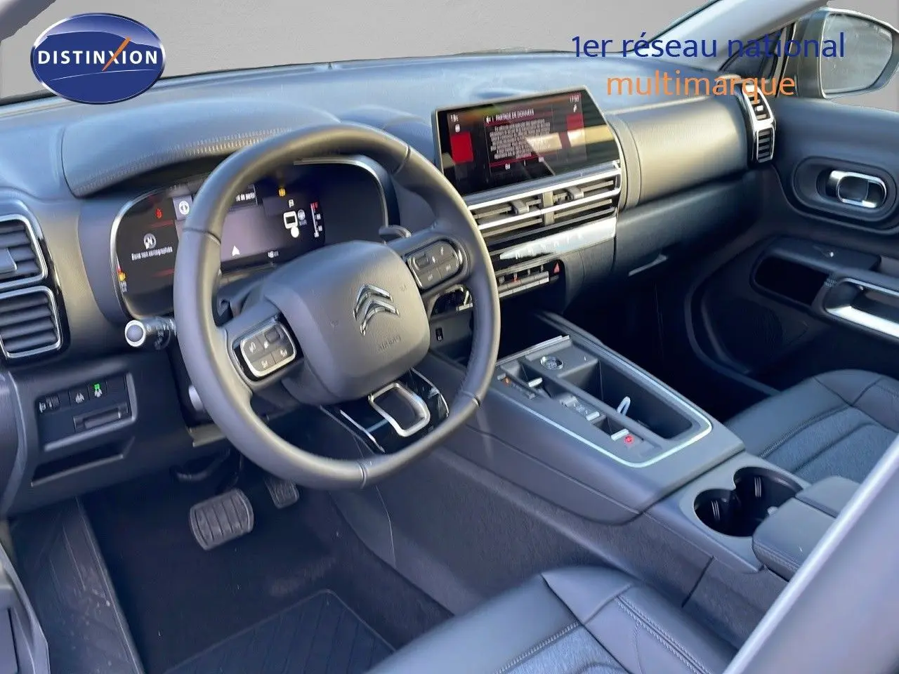 Intérieur moderne du Citroën C5 Aircross 2025 en cuir noir, vue du poste de conduite et console centrale.