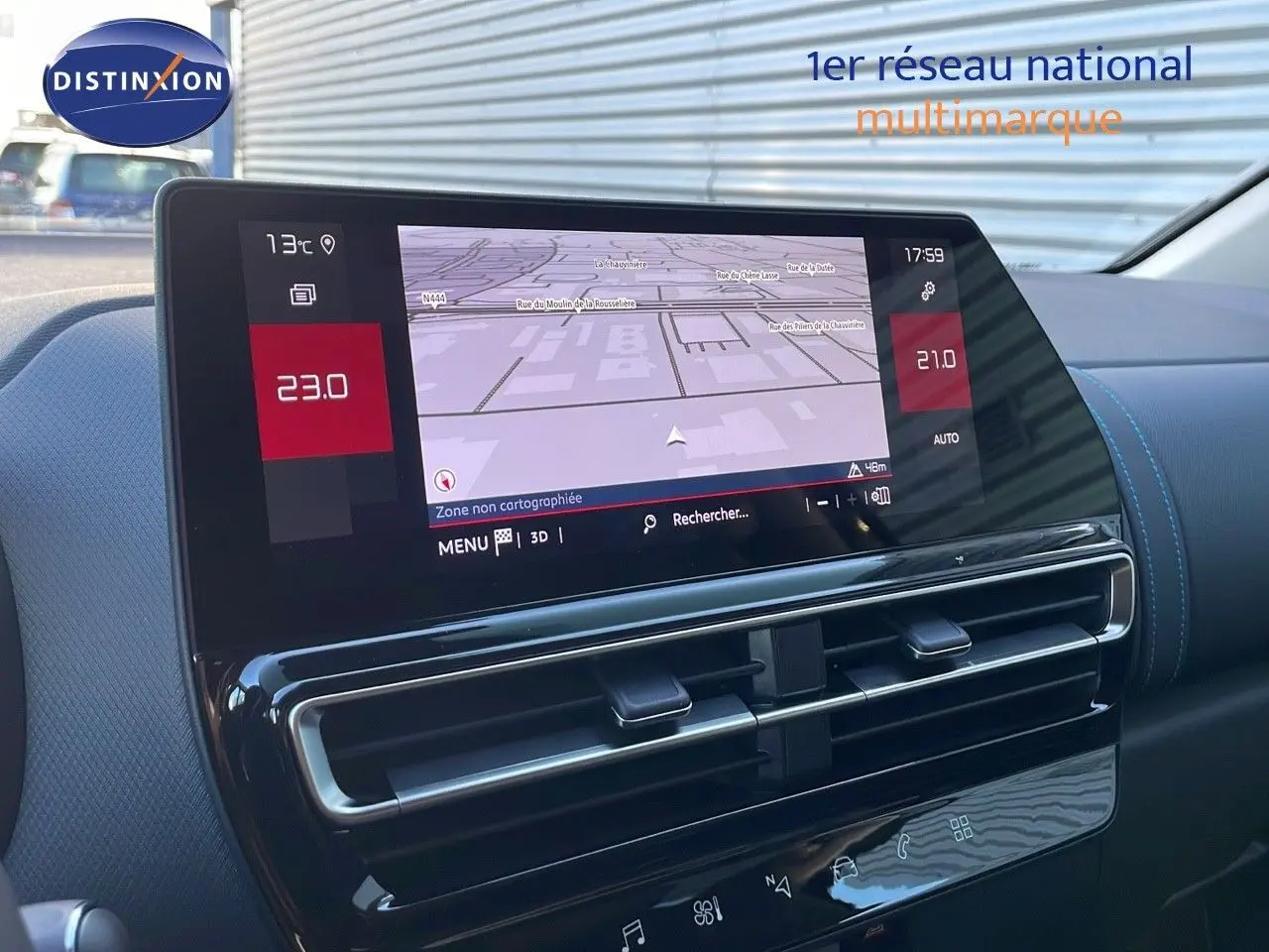 Écran tactile central avec navigation et commandes de climatisation dans le tableau de bord du Citroën C5 Aircross noir.