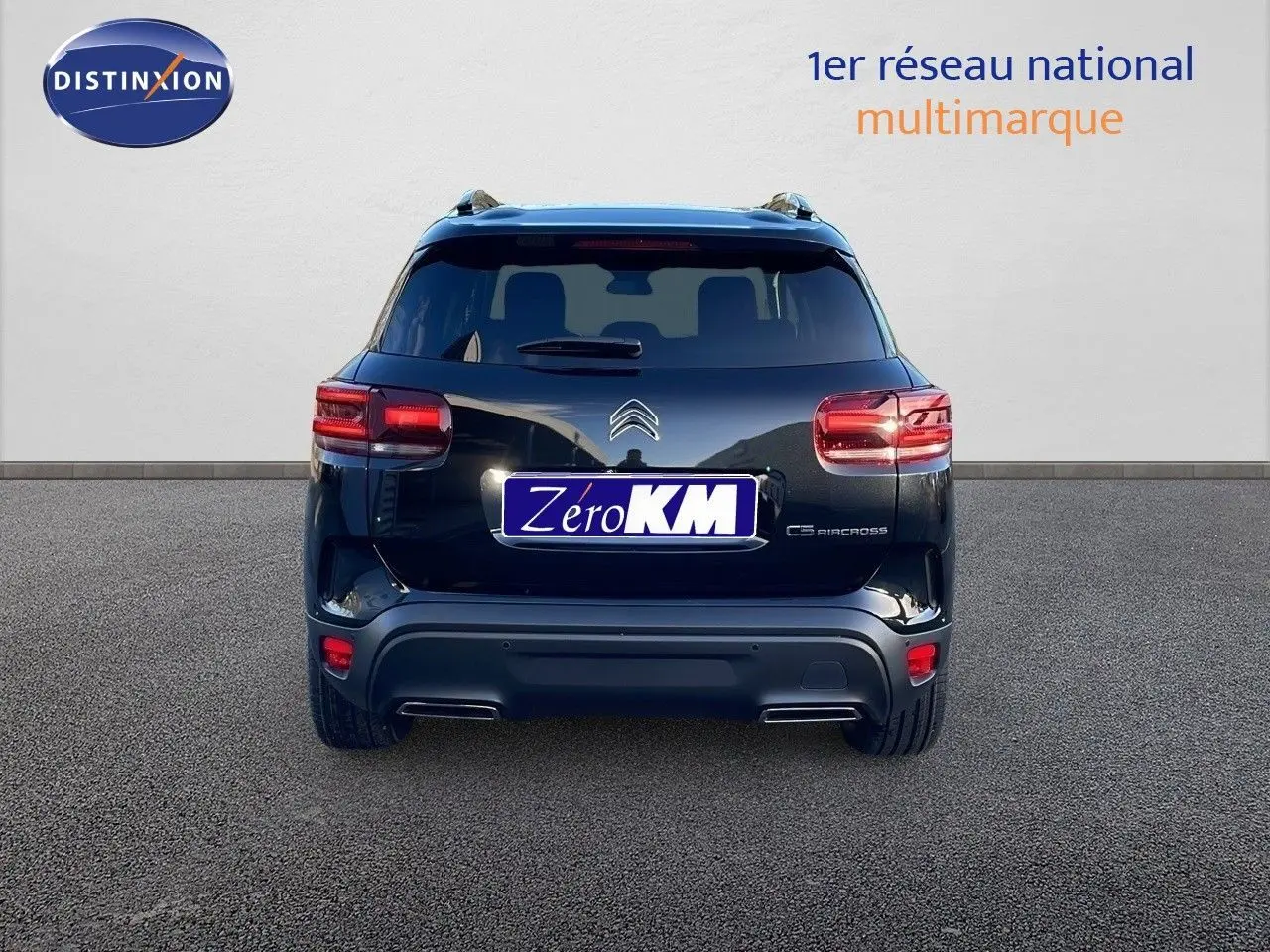 Vue arrière d'un Citroën C5 Aircross noir Perla Metal 2025 avec feux LED et logo distinctif sur fond neutre.