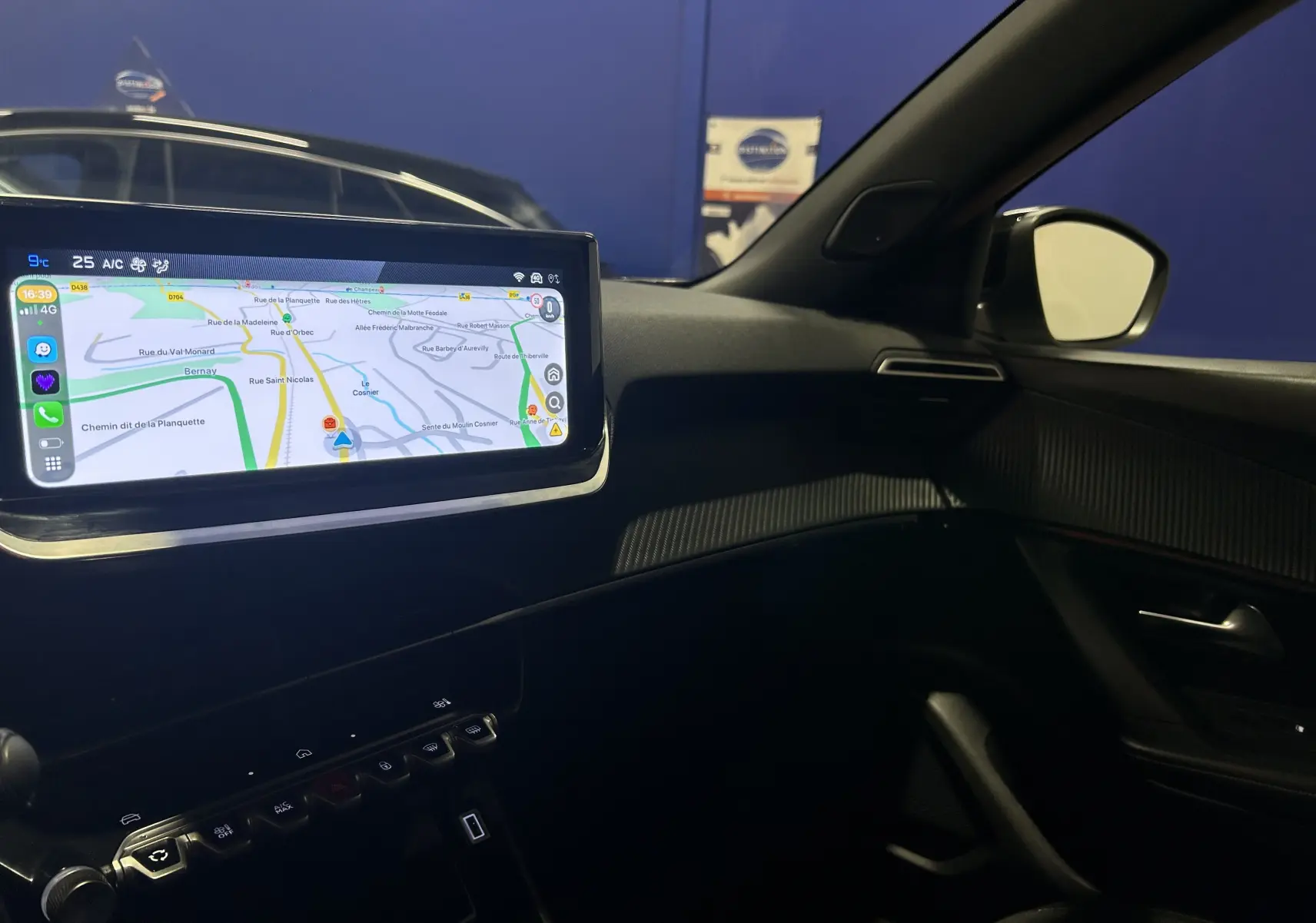 Intérieur du Peugeot 2008 Allure Hybrid 145, vue côté passager mettant en valeur l'écran tactile avec navigation active.