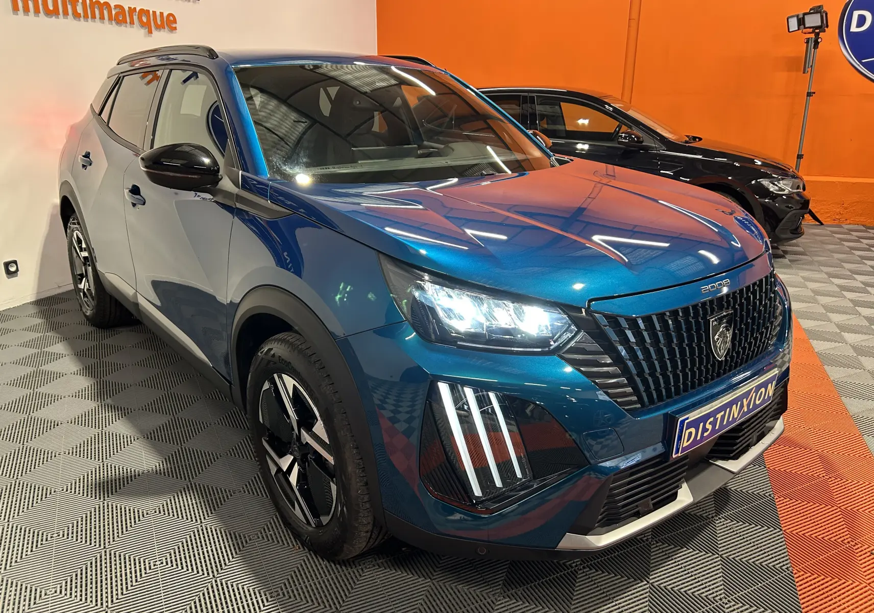 Peugeot 2008 Allure Hybrid bleu Obsession vue 3/4 avant droit, avec calandre noire et feux LED allumés.