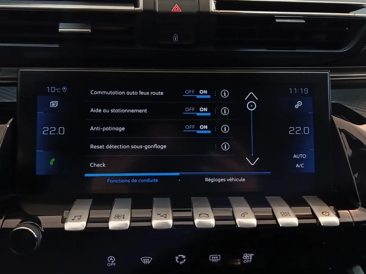 Écran tactile central du tableau de bord du Peugeot 508 gris clair, affichant les réglages d’aide à la conduite.