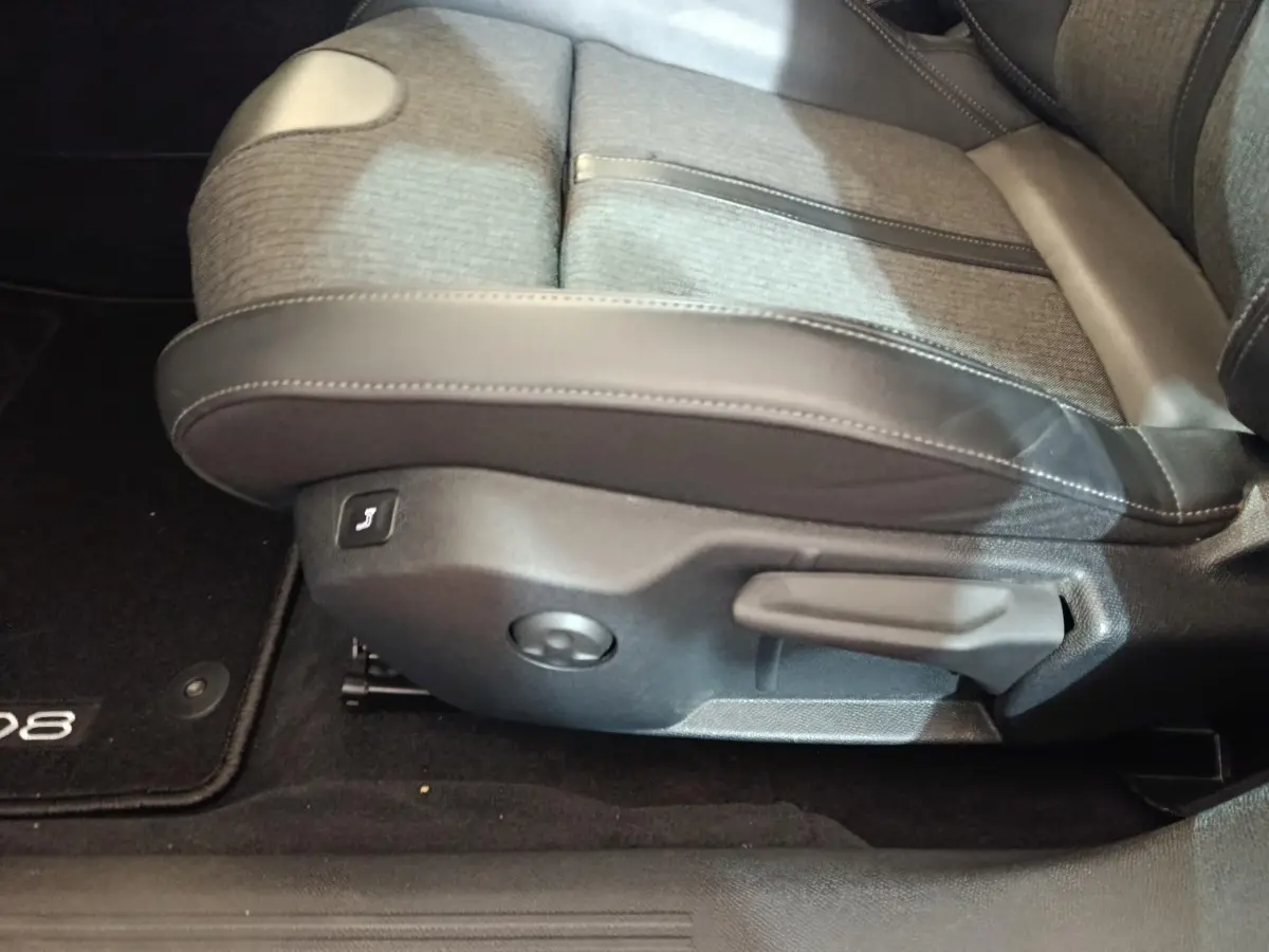 Gros plan sur le siège avant conducteur gris foncé de la Peugeot 508 2020 avec réglages manuels et bouton de mémoire.