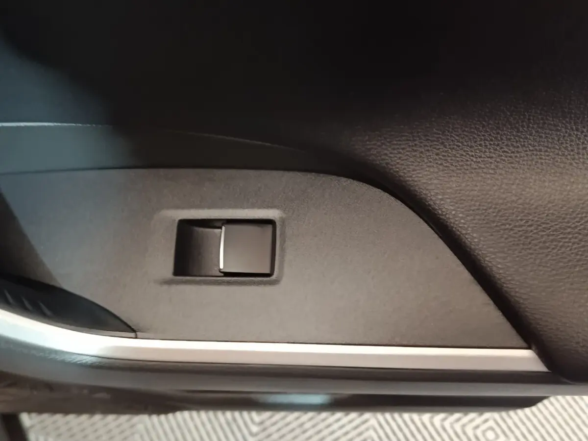 Détail de la poignée intérieure de porte côté conducteur du Toyota RAV4 hybride 2021, finition noire.