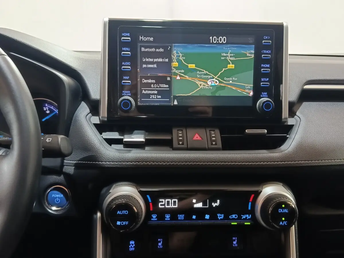 Vue intérieure centrée sur l’écran tactile et la console de climatisation du Toyota RAV4 hybride 2021.