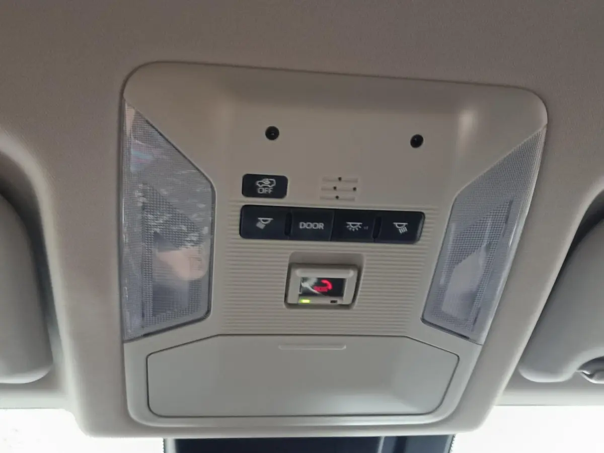 Plafonnier intérieur beige avec commandes d’éclairage et détecteur dans un Toyota RAV4 hybride 2021.