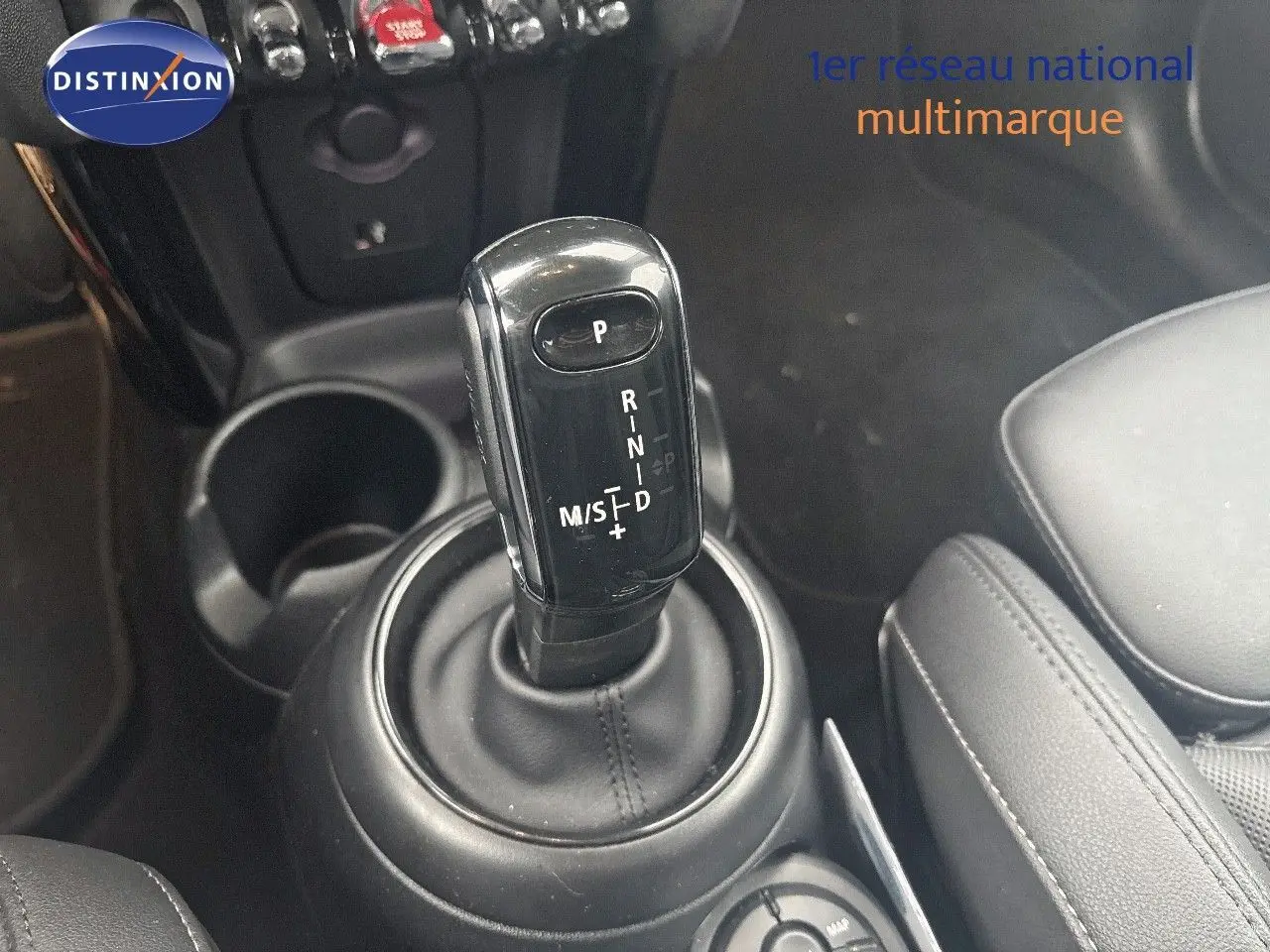 Le levier de vitesses automatique noir de la MINI 1.5 136CH STEPTRONIC, vue rapprochée de la console centrale.