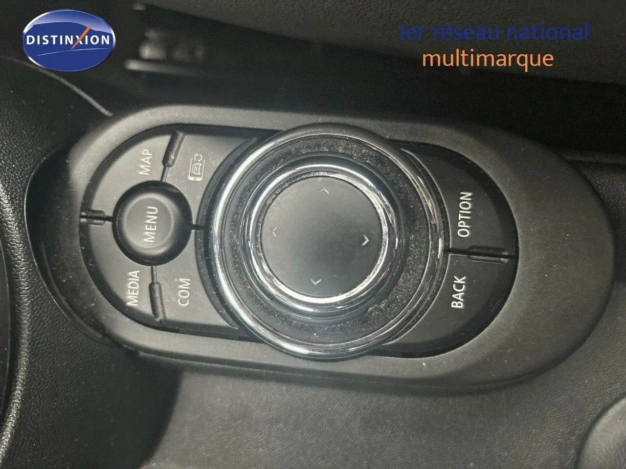 Gros plan sur la molette de commande centrale du système multimédia de la MINI 1.5 136CH STEPTRONIC 2023.