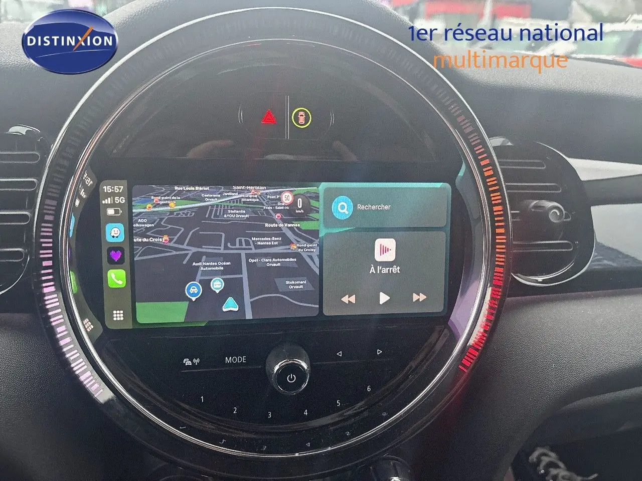Tableau de bord de MINI 2023 en rooftop grey, vue centrée sur l'écran tactile rond avec navigation affichée.