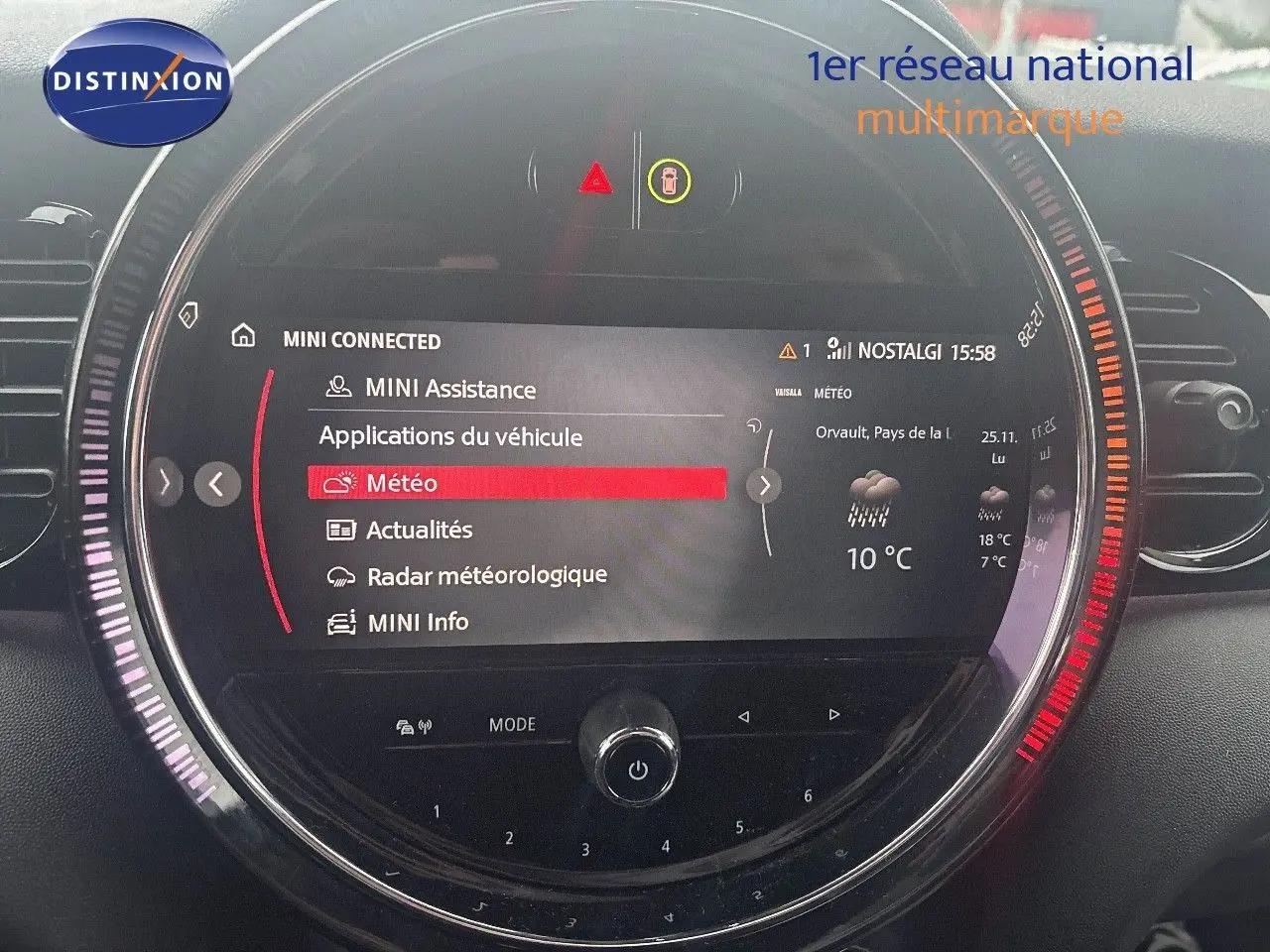 Affichage central circulaire du système MINI Connected avec menu météo actif sur tableau de bord noir.