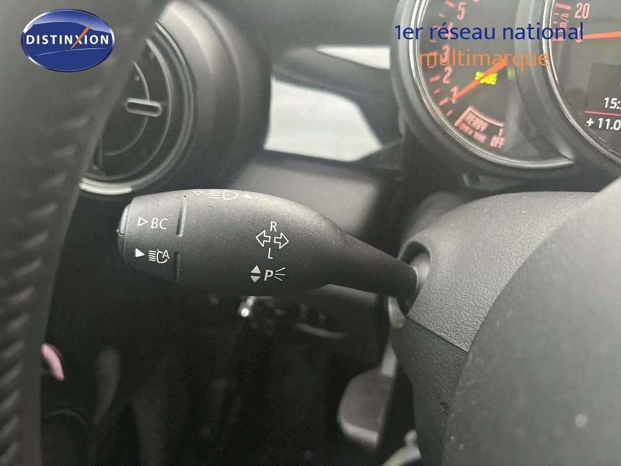 Gros plan sur la commande de clignotant à gauche du volant d'une MINI 2023 couleur gris rooftop metal.