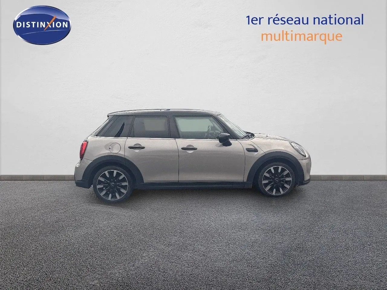 Profil droit d'une MINI 1.5 136CH STEPTRONIC 2023 en Rooftop Grey Metal avec jantes bi-ton et toit noir.