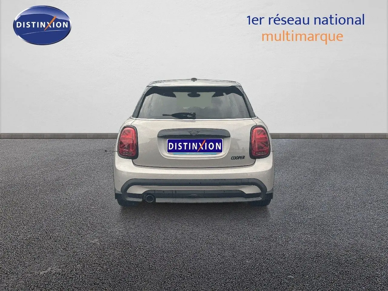 Vue arrière d'une MINI Cooper 1.5 136CH Rooftop Grey Metal avec feux arrière LED et plaque Distinxion.