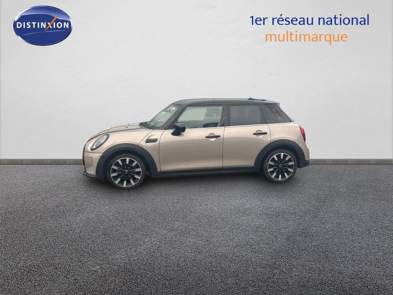 Profil droit d'une MINI 1.5 136CH STEPTRONIC 2023 en Rooftop Grey Metal avec toit noir et jantes bi-ton.