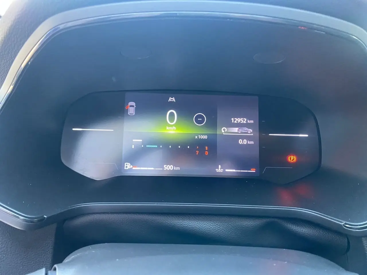 Tableau de bord numérique du Renault Captur TCE 90 Evolution 2024, affichant vitesse, kilométrage et jauge essence.