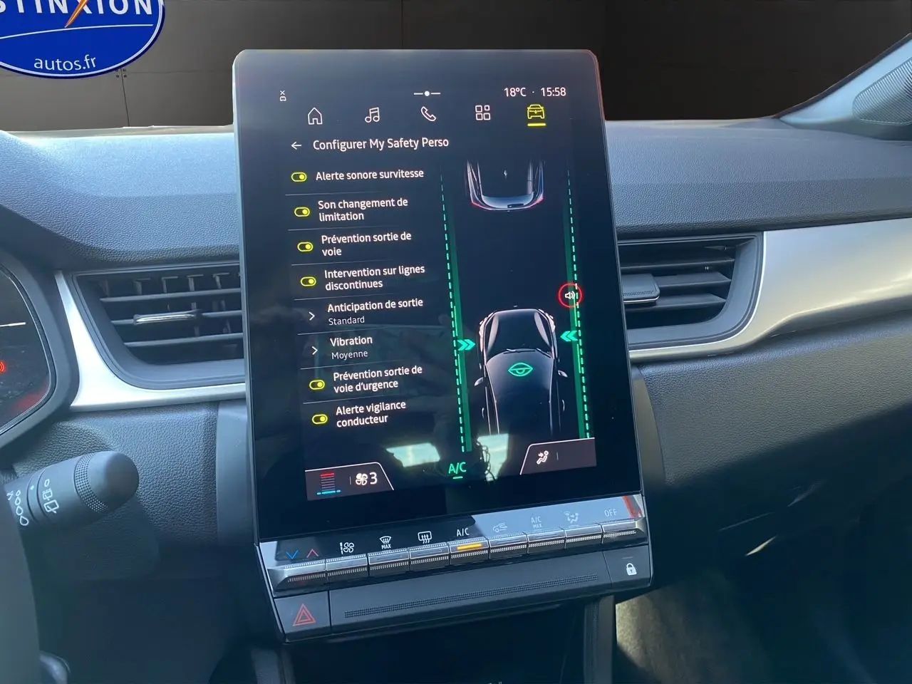 Écran tactile central du Renault Captur TCE 90 Evolution 2024, affichant les aides à la conduite dans un intérieur moderne.