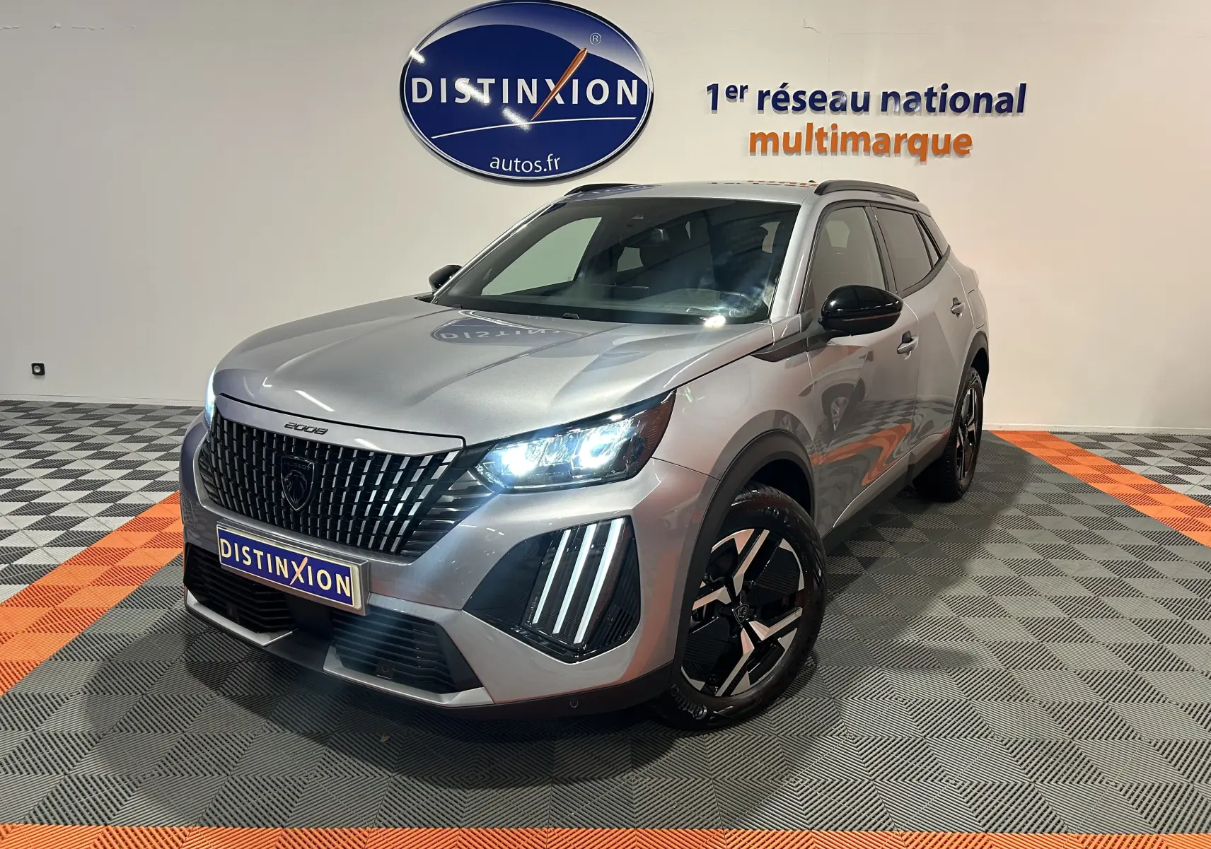 Peugeot 2008 Allure Hybrid 145 gris vue 3/4 avant droit avec feux LED et calandre noire distinctive.