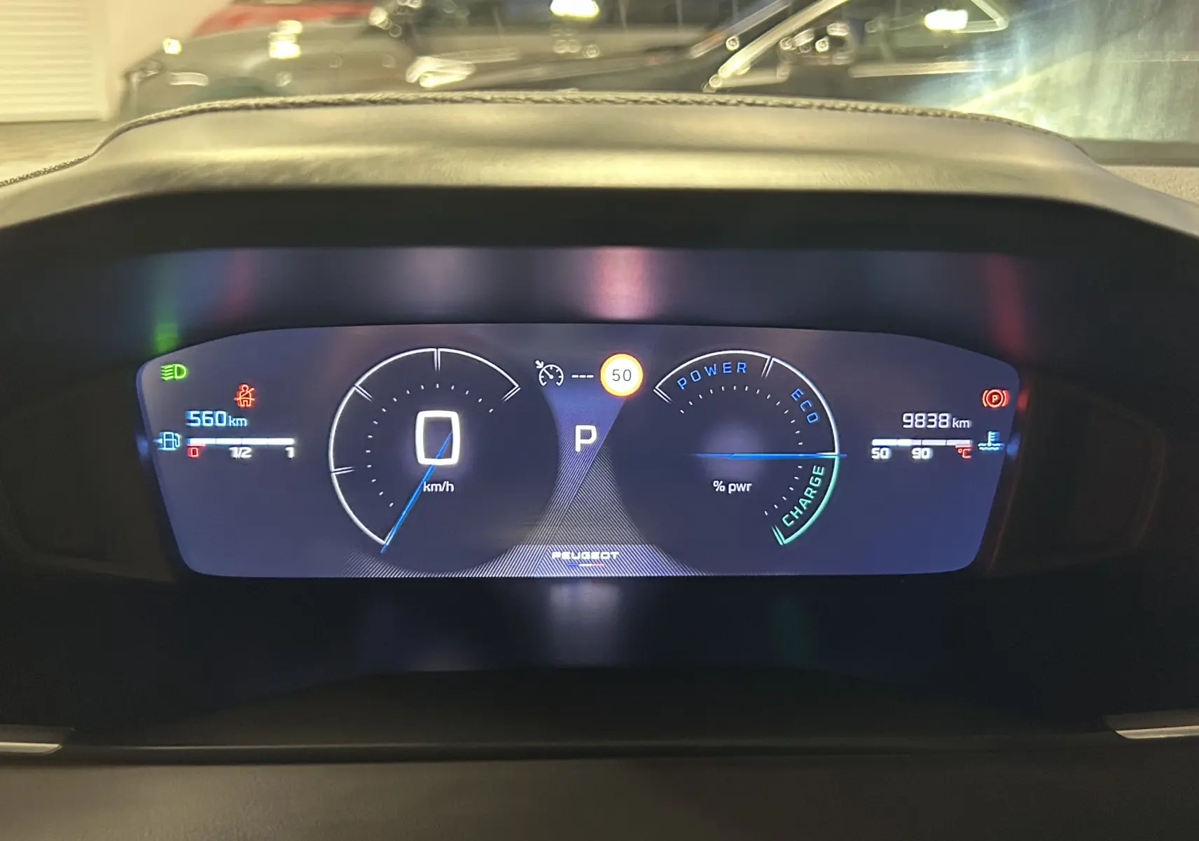 Tableau de bord numérique du Peugeot 2008 Allure Hybrid 145, affichant vitesse, autonomie et indicateurs de charge.
