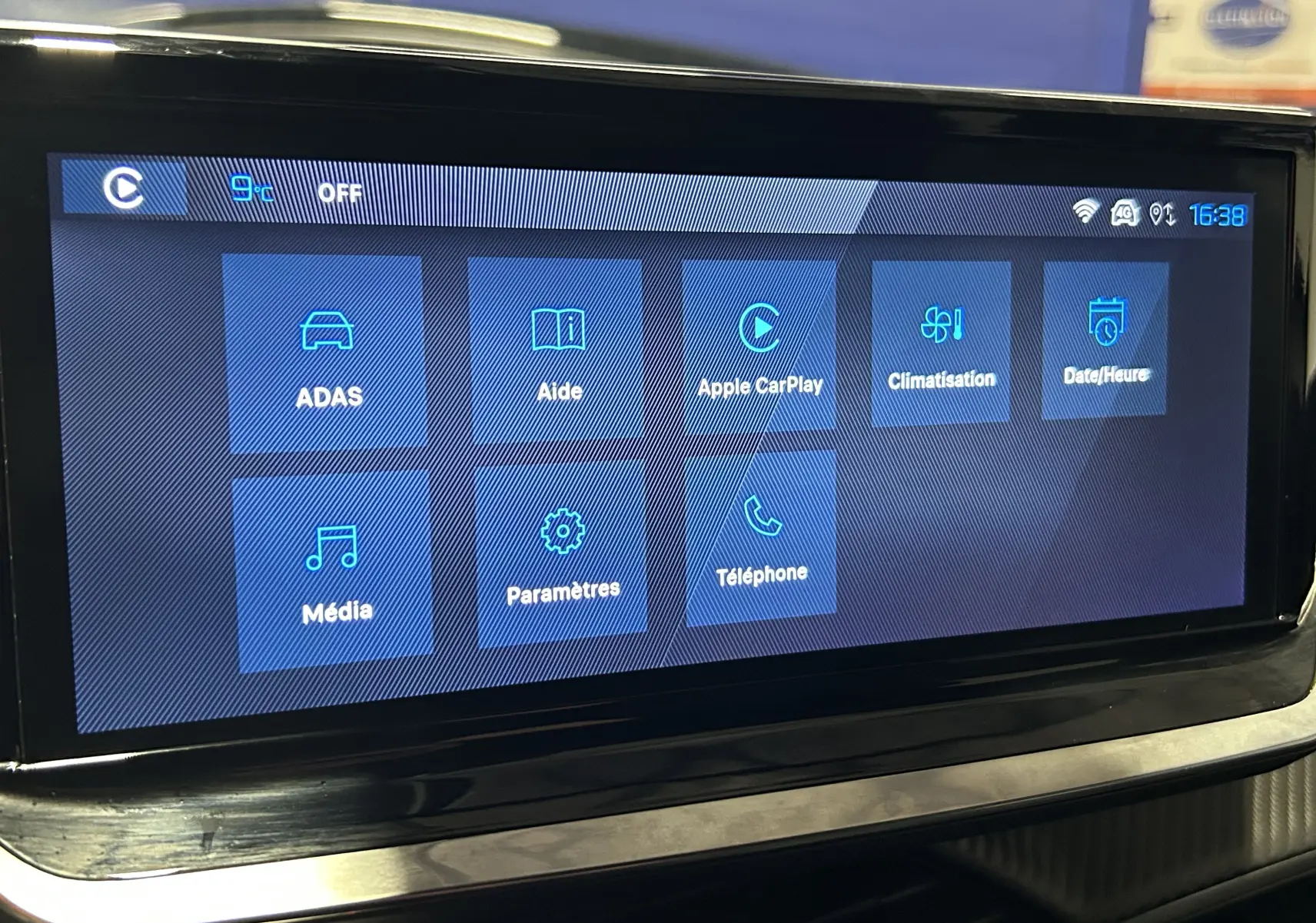 Écran tactile central du Peugeot 2008 Allure Hybrid 145 gris, affichant les options Apple CarPlay et climatisation.
