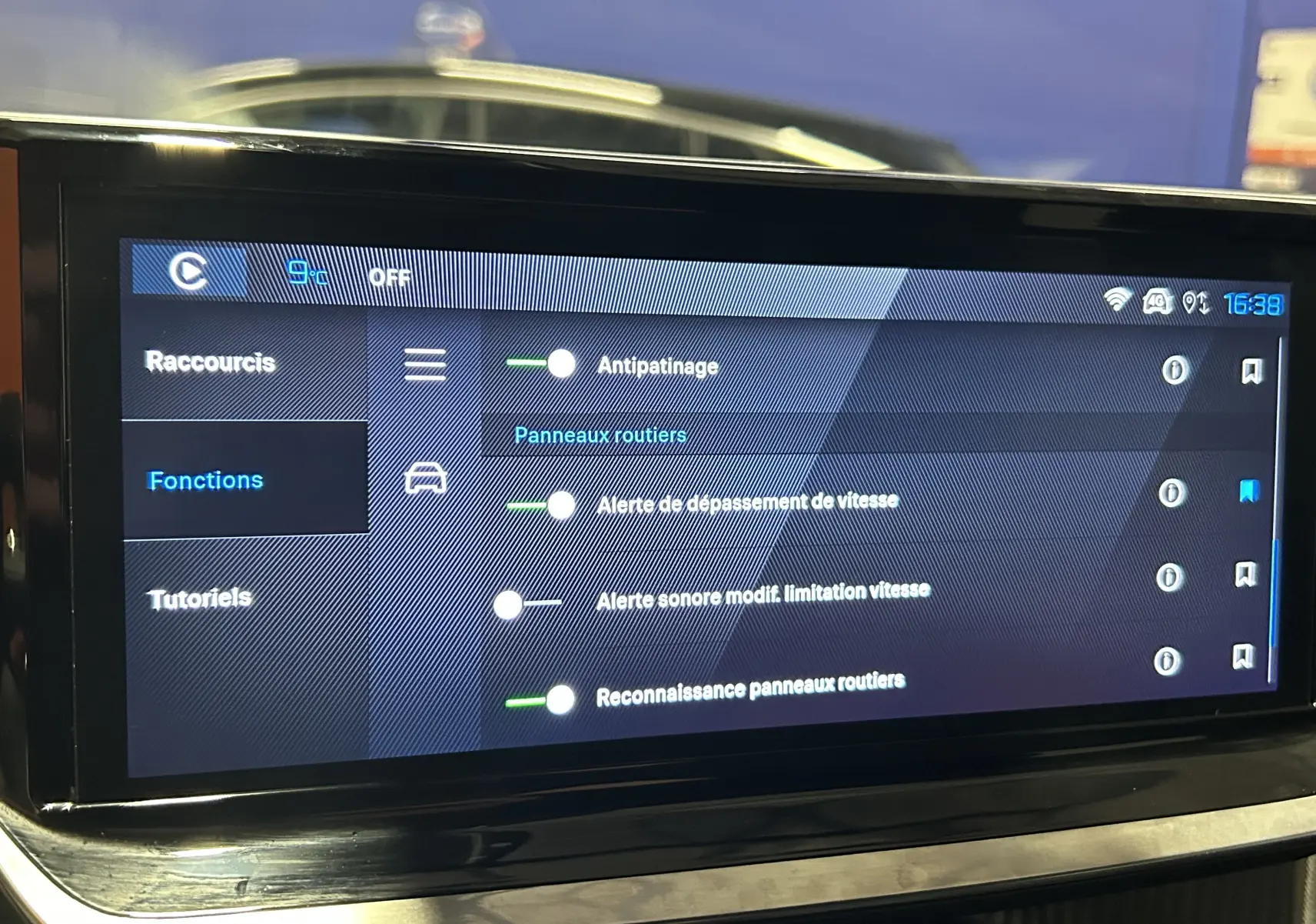Écran tactile du système multimédia du Peugeot 2008 Allure Hybrid 145, affichant les réglages d'assistance à la conduite.