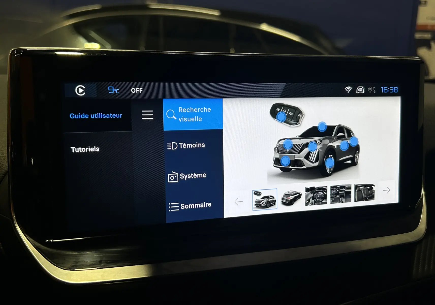 Écran tactile intérieur montrant l'interface de recherche visuelle du Peugeot 2008 gris, vue de face du véhicule en 3/4 avant.
