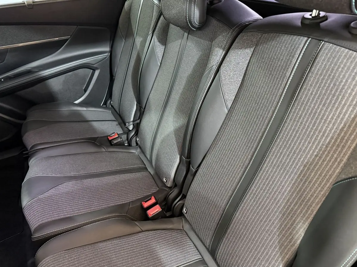 Vue rapprochée des sièges arrière gris tissu et cuir du Peugeot 5008 Allure Pack 2021, côté droit.