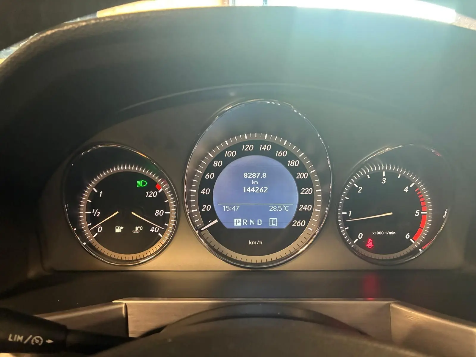 Vue rapprochée du tableau de bord noir du Mercedes GLK 220 CDI, affichant compteurs et indicateurs digitaux.