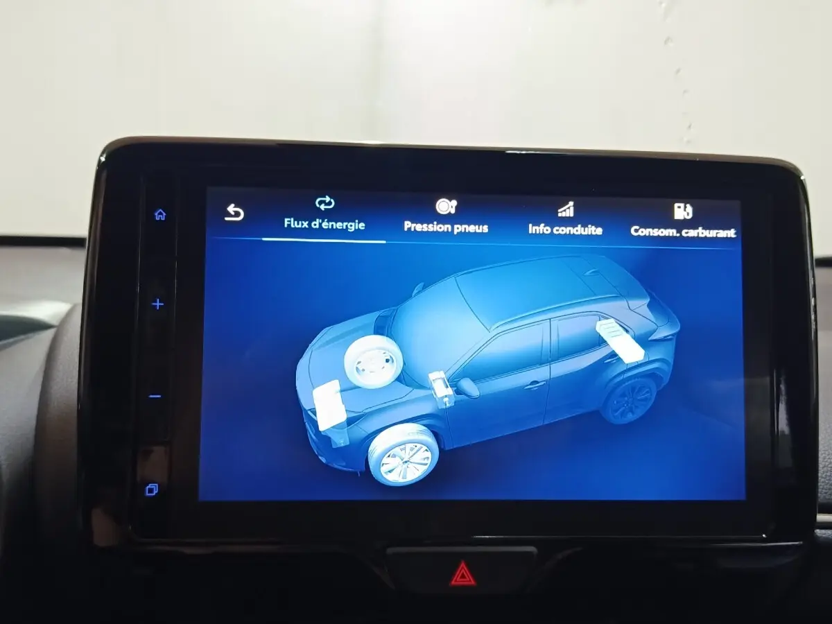 Écran tactile intérieur montrant la représentation 3D bleue du Toyota Yaris Cross vue de profil côté gauche.