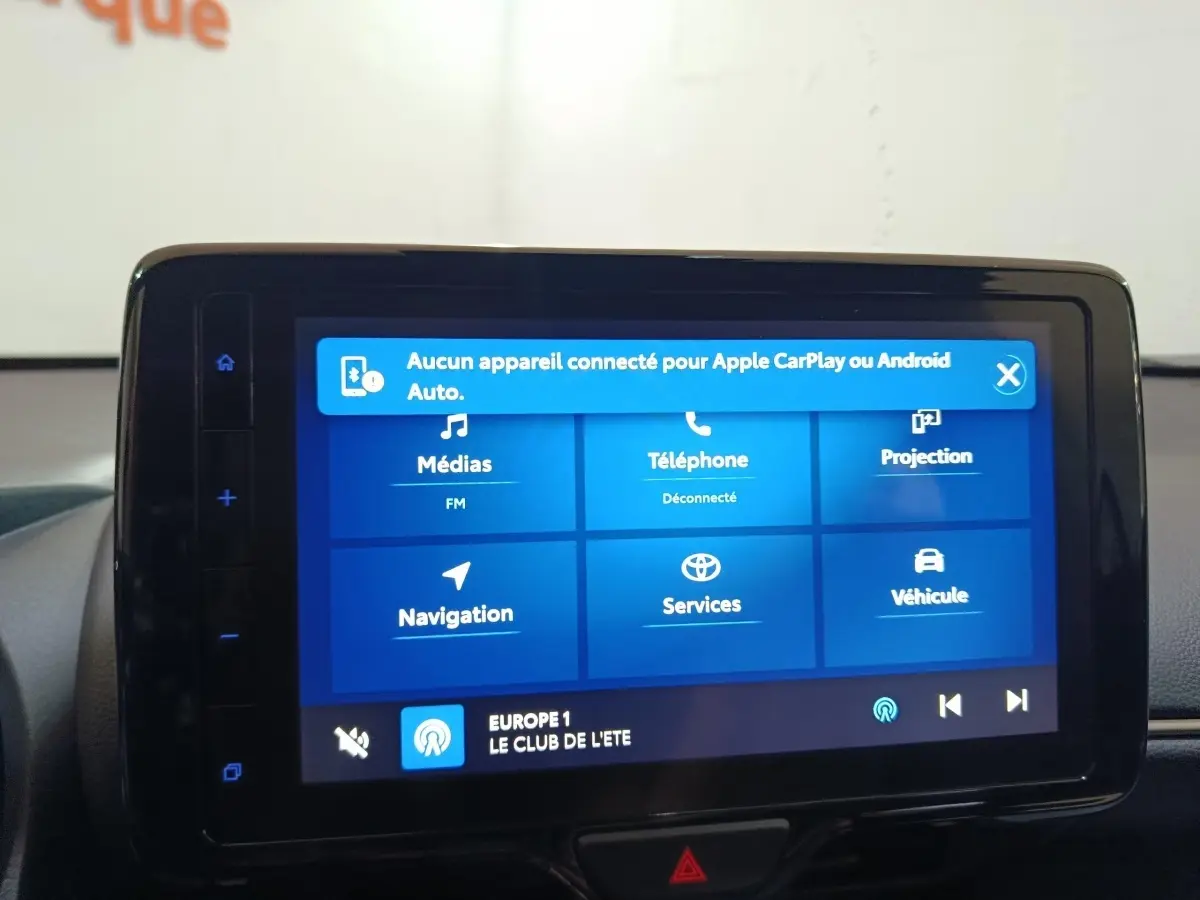 Écran tactile central allumé du Toyota Yaris Cross 1.5 Hybrid 2022, affichant les menus multimédias et navigation.