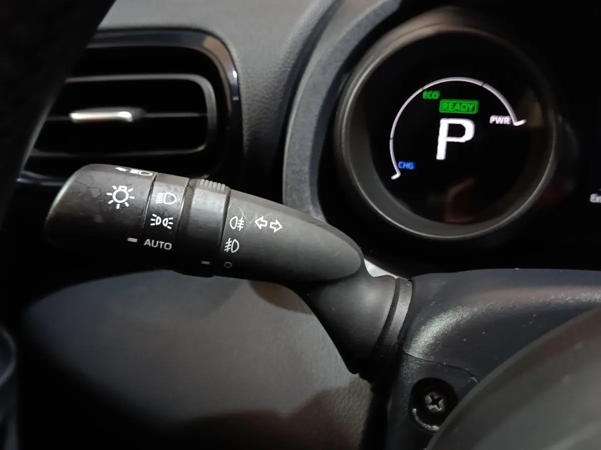 Gros plan sur la commande des phares et clignotants à gauche du volant du Toyota Yaris Cross hybride 2022.