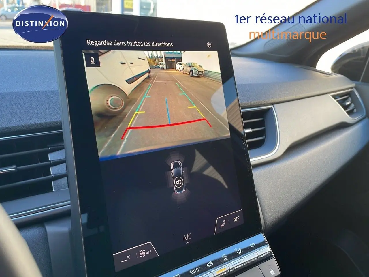 Écran central tactile du Renault Captur E-Tech Hybrid 2025 affichant la caméra de recul en intérieur noir.