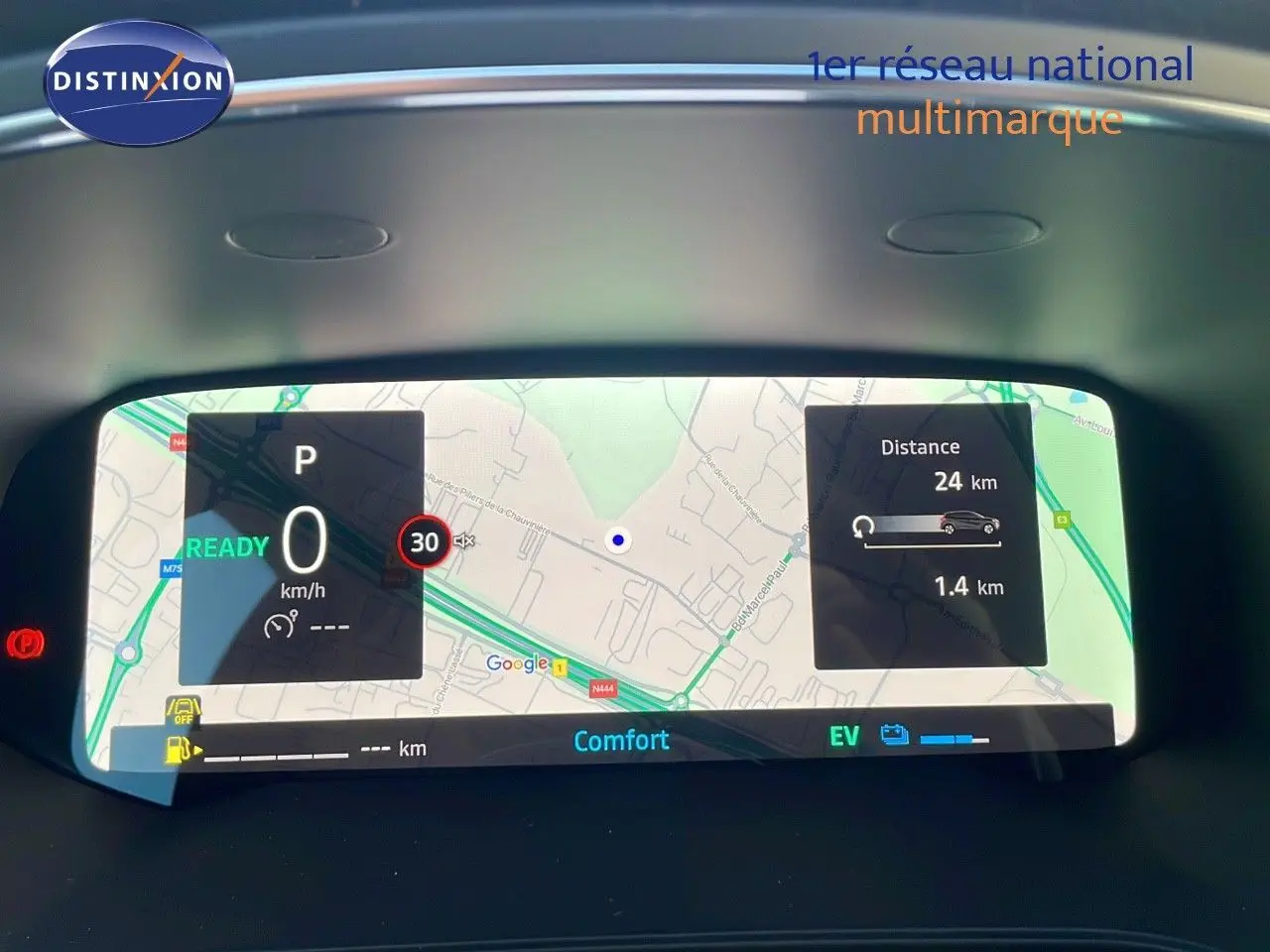 Tableau de bord numérique du Renault Captur E-Tech hybride 2025 affichant la navigation et les informations de conduite.