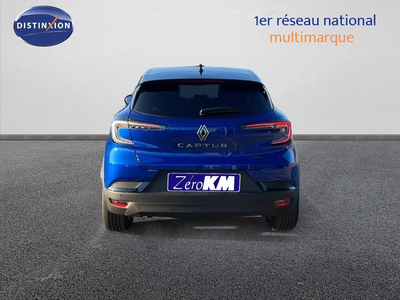 Vue arrière d'un Renault Captur bleu Iron Metal avec toit noir, mettant en valeur ses feux LED fins et son logo central.