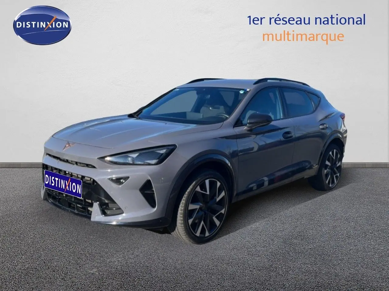 Vue 3/4 avant d'un CUPRA Formentor 1.5 eTSI 150CH DSG7 en gris Graphene avec jantes bi-ton et lignes dynamiques.