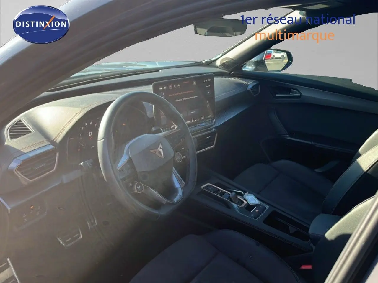 Vue intérieure côté conducteur du CUPRA Formentor 1.5 eTSI 2025, tableau de bord moderne et sièges noirs en cuir.