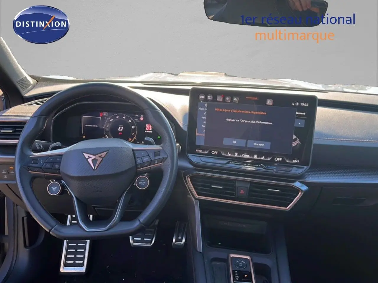 Vue intérieure du tableau de bord du CUPRA Formentor 1.5 eTSI 2025 avec écran tactile central et volant multifonction noir.