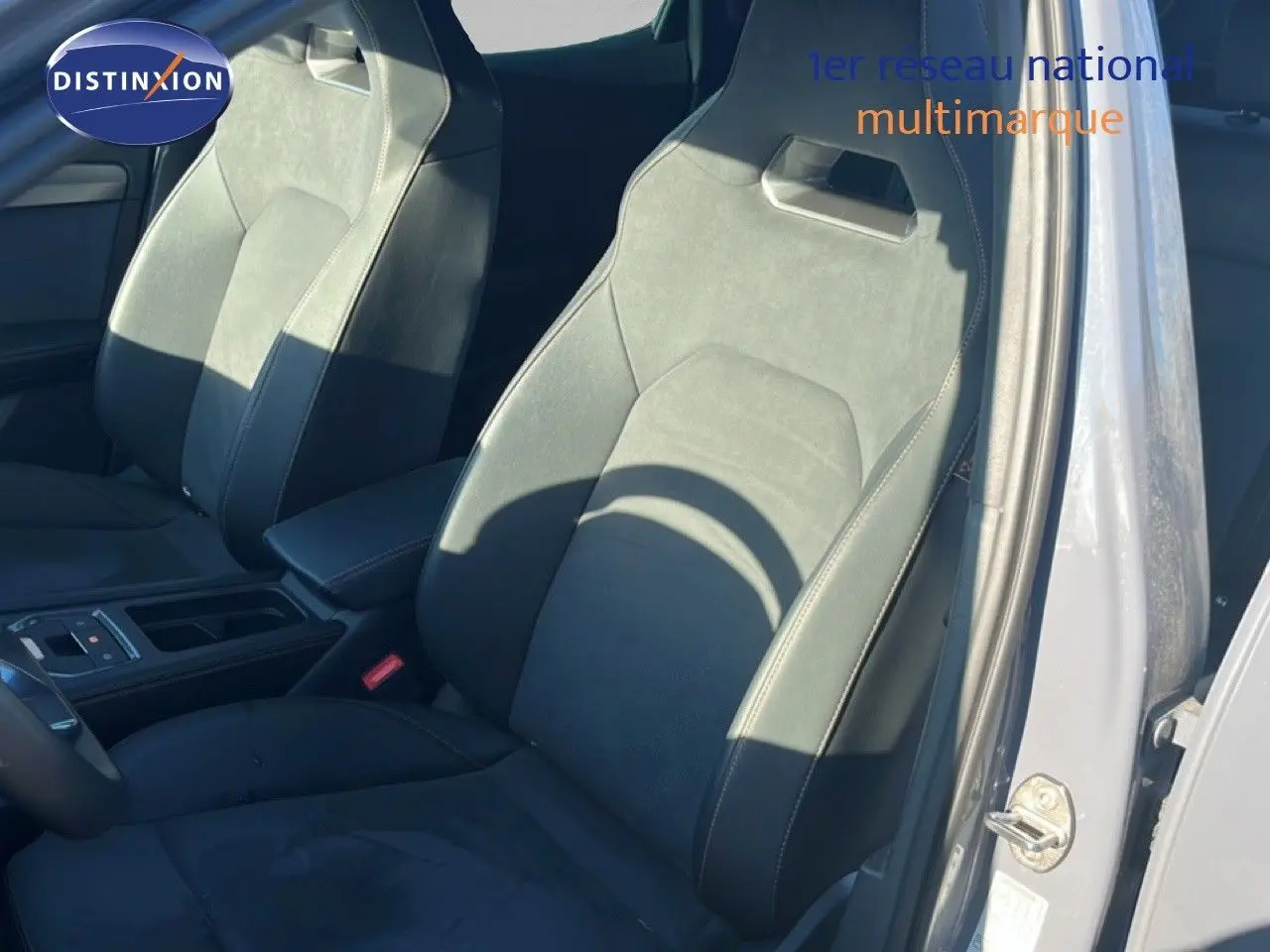 Vue intérieure côté conducteur des sièges en cuir noir de la CUPRA Formentor 1.5 eTSI 2025, porte ouverte couleur Gris Graphene.