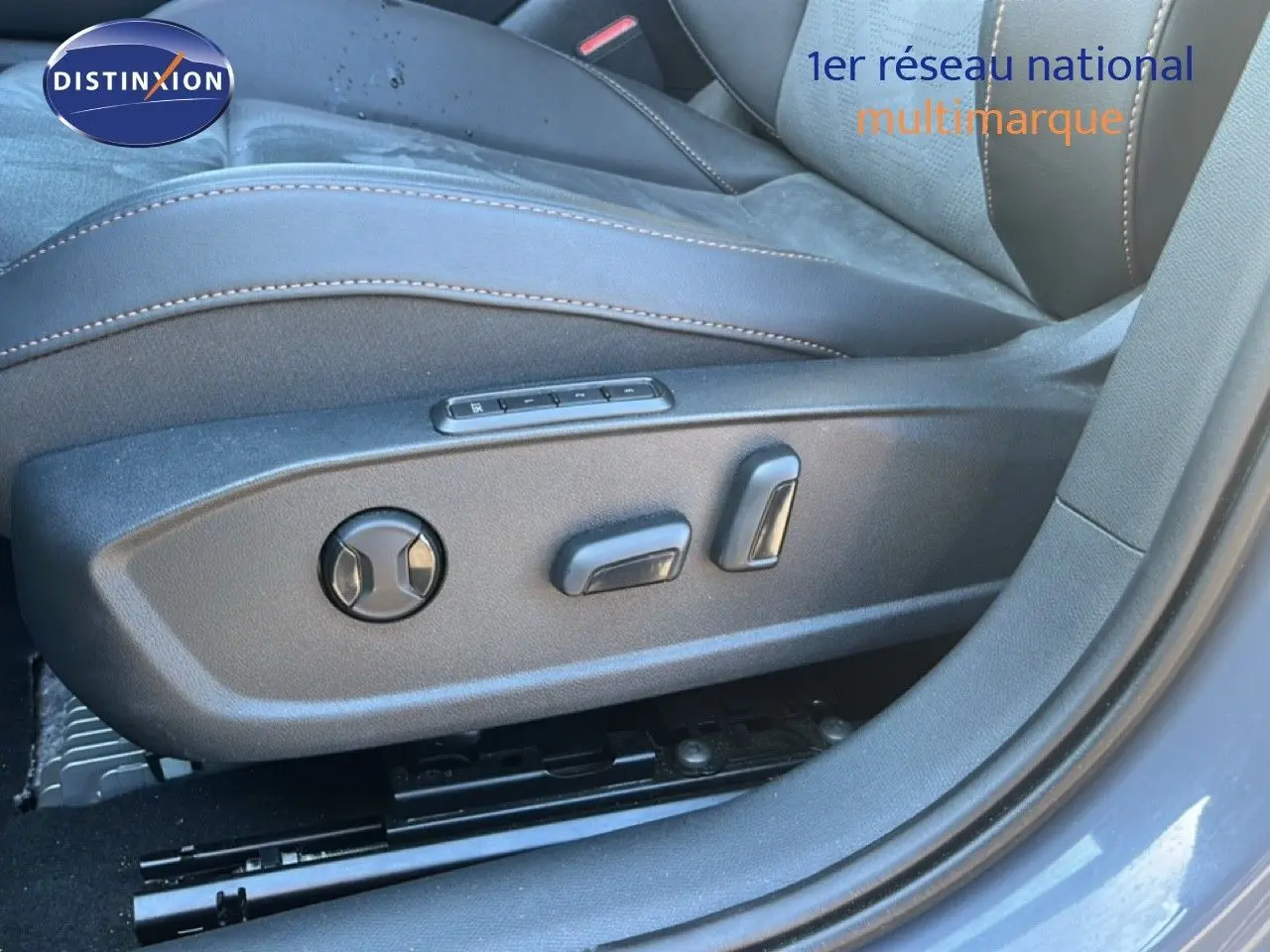 Gros plan sur les commandes de réglage électrique du siège conducteur en cuir noir du CUPRA Formentor Gris Graphene 2025.