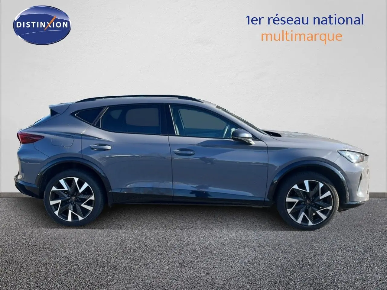 Profil droit du CUPRA Formentor 1.5 eTSI 150CH DSG7 en gris Graphene avec jantes alliage bicolores.