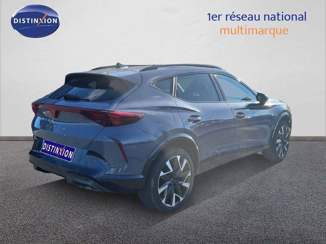 Vue 3/4 arrière droite du CUPRA Formentor 1.5 eTSI 150CH DSG7 en gris Graphene avec jantes bi-ton et feux LED.